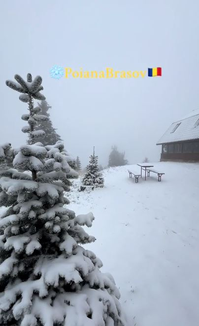 Turiștii se bucură de ninsoare, în Poiana Brașov