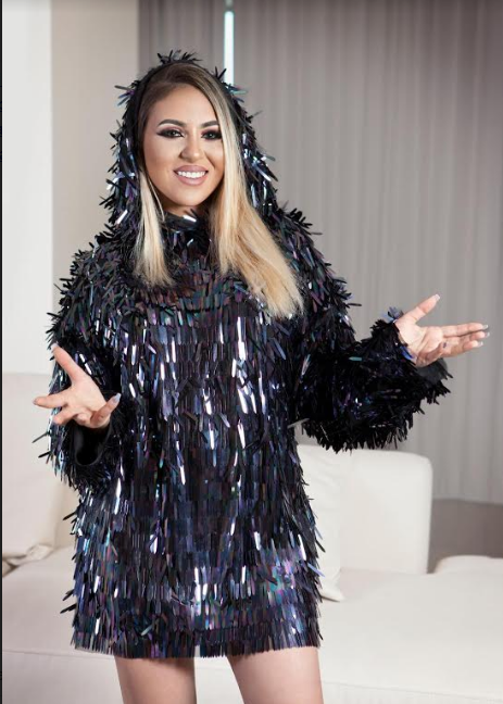Vă mai amintiți de dansatoarea Petruța, sora celebrului Babi Minune? Acum dă lovitura pe Youtube! VIDEO