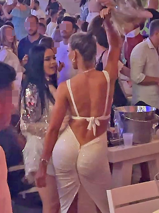 Bianca Drăgușanu a folosit, la LOFT Mamaia, toată "artileria" de mișcări senzuale (Foto: CANCAN.RO)