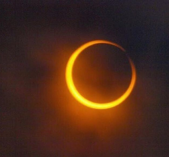 Eclipsă totală de Soare, imagini incredibile! Vedetele nu au ratat momentul rar