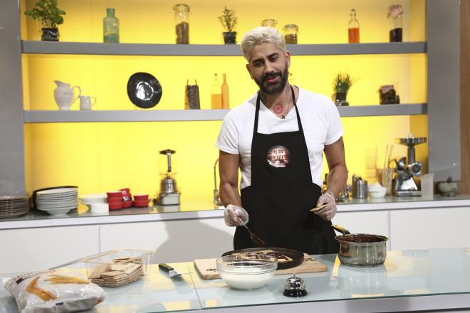 Connect-R a făcut senzație la Chefi la Cuțite cu un desert creat de la zero de el: “Se numește tortul săracului, aveam vreo 11 ani când l-am inventat”. Cum au reacționat jurații după ce au gustat | VIDEO