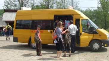 Nu te asteptai sa vezi asa ceva! Cum calatoresc romanii cu microbuzul daca nu au loc pe scaune