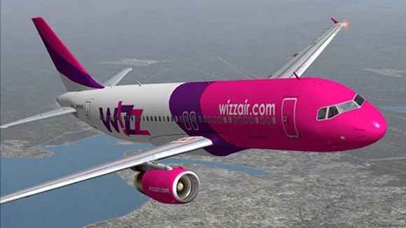 Un avion Wizz Air s-a întors de urgență pe Aeroportul Sibiu, după ce a lovit o pasăre