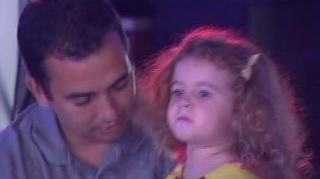 Ce fetita frumoasa si isteata are Andreea Banica! Asculta muzica mamei sale cu atentie si il critica pe Laurentiu Duta