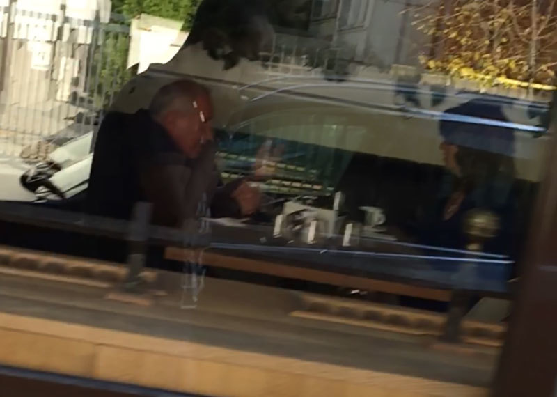 Ministresa diasporei şi bărbatul cu băut câte o cafea pe durata discuţiei