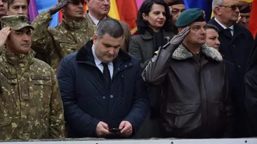 De la butonat telefonul în timpul onorului militar, Gabriel Leș a trecut la pix și foaie ca să nu mai fie acuzat că nu respectă armata