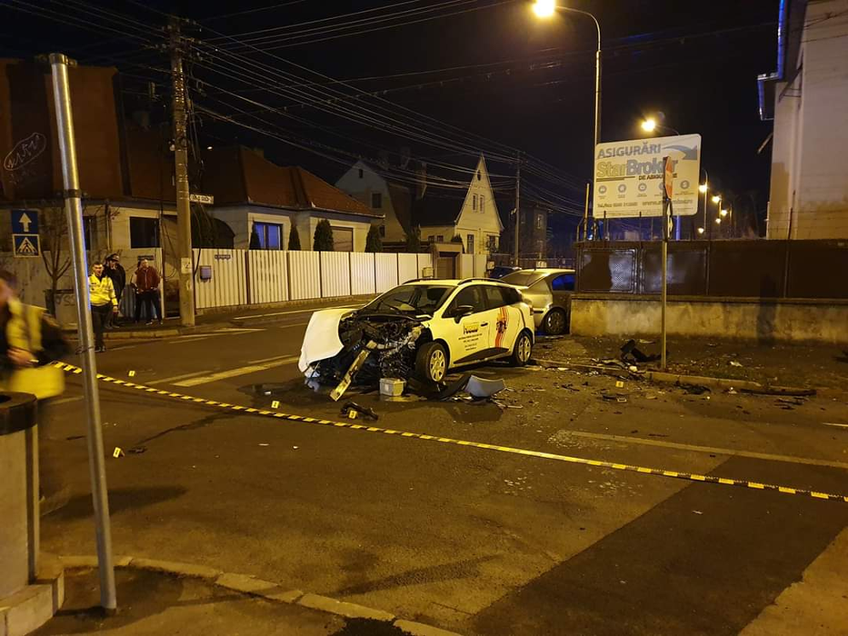 Accident de circulație în Sibiu. Două persoane rănite au fost transportate la spital
