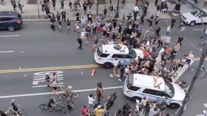 Luptele de stradă continuă! Imagini șocante de la protestele din SUA! O mașină de poliție intră direct într-un grup de protestatari în New York