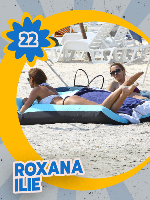 TOP 30 de vedete care şi-au etalat picioarele lungi şi bronzate la piscină. Blonde, brune și roșcate sunt complet dezinhibate!