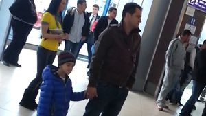 Serban Huidu si fiul sau cel mare au organizat un mic comitet de primire pentru un cuplu de prieteni! Vezi cum i-au asteptat!