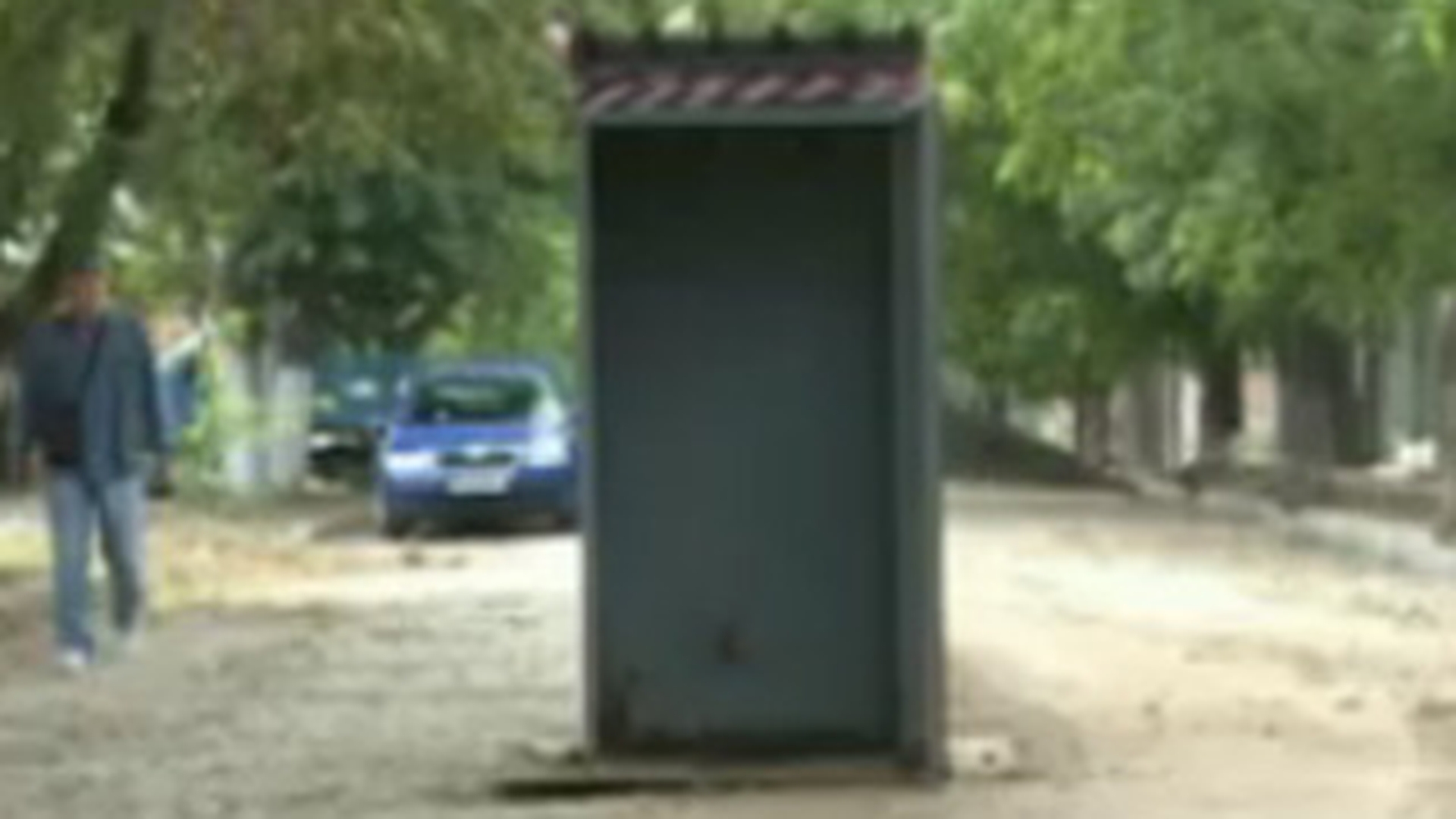 La noi ca la nimeni! Toaleta in mijlocul unei strazi din Galati, instalata de muncitorii care repara drumul