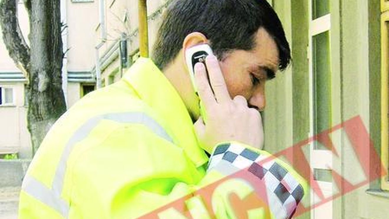 I-a bagat unghiile In ochi unui politist comunitar