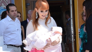 Primele imagini de la botezul fetiţei ALINA SORESCU. Micuţa a fost sărbătorită ca o prinţesă!
