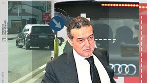 Gigi Becali, “spectacol” la Palat. Cu telefonul lipit de ureche, a apărut la volanul unui Q7 țiplă și a trecut „discret” peste linia continuă