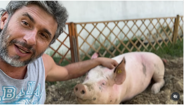 Ce susține Dragoș Bucur că știe să facă Betty, purceaua lui: „Animale foarte iubitoare. Știu că pare greu de crezut, dar știe să…”
