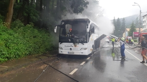 Trafic paralizat pe DN1. Un autocar a fost cuprins de flăcări