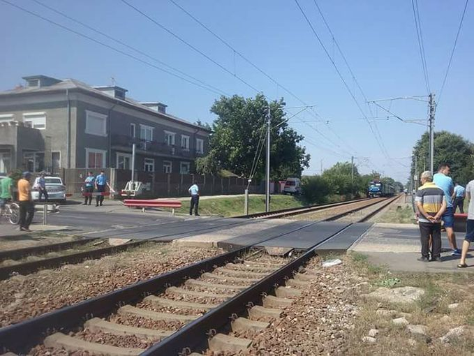 Alexandra s-a aruncat joi dimineaţa în faţa trenurui cu cei trei copii ai ei