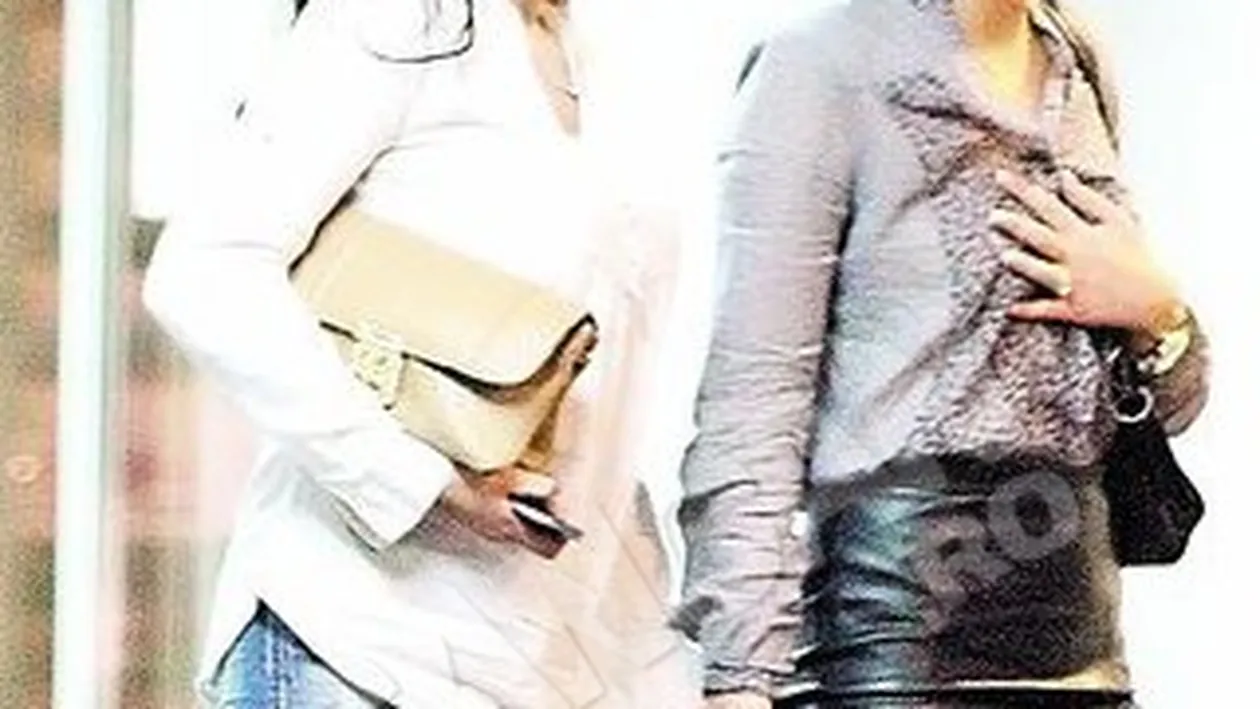 Adina Barbu, scene incitante in parcarea unui mall. Extrem de tandra cu prietenele ei