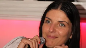 Foto soc! Este sotia unui actor celebru, are un CV impresionant, dar a ajuns batuta si in camasa de forta. Fotografii de senzatie!