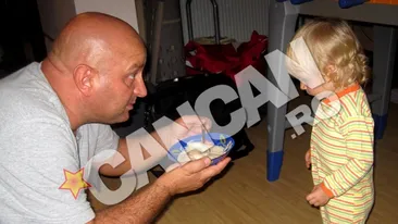 Asistentii sociali au vizitat-o acasa pe fetita aruncata din taxi de mama ei. Tatal Maiei, pus sa-si caute un loc de munca stabil!