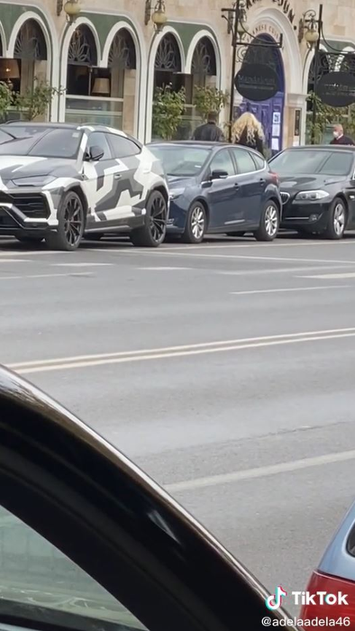 Alex Bodi și-a parcat pe trecerea de pietoni Lamborghini-ul de peste 200.000 de euro. Ce “urgență” avea afaceristului care era însoțit de Bianca Drăgușanu  | VIDEO