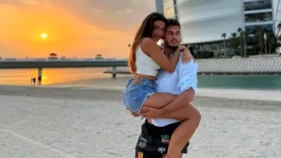 Cuplul momentului în România. Cunoscuta cântăreață se iubește cu fostul fotbalist FCSB