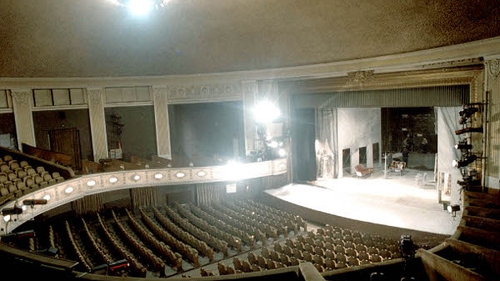 O actriţă a fost lovită în cap de o bară din decorul de la teatru, chiar în timp ce juca! Are contuzie cervicală!