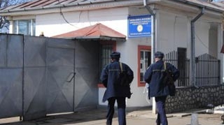 Doi detinuti de la Penitenciarul Focsani au evadat de la un punct de lucru. Politia se afla pe urmele lor