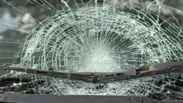 Un bărbat din Arad a distrus șapte mașini și a sărit de la etajul unu cu o macetă în mână