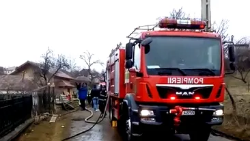 VIDEO Descoperire macabră în Argeş. Pompierii veniţi să stingă un incendiu au găsit cadavrul unui bărbat cu gâtul tăiat