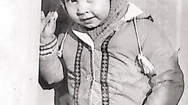 Bruneta, cu ochi mari si extrem de sfioasa! Asa era Nicoleta la 4 ani, cand nimeni nu banuia ca va innebuni o tara intreaga!