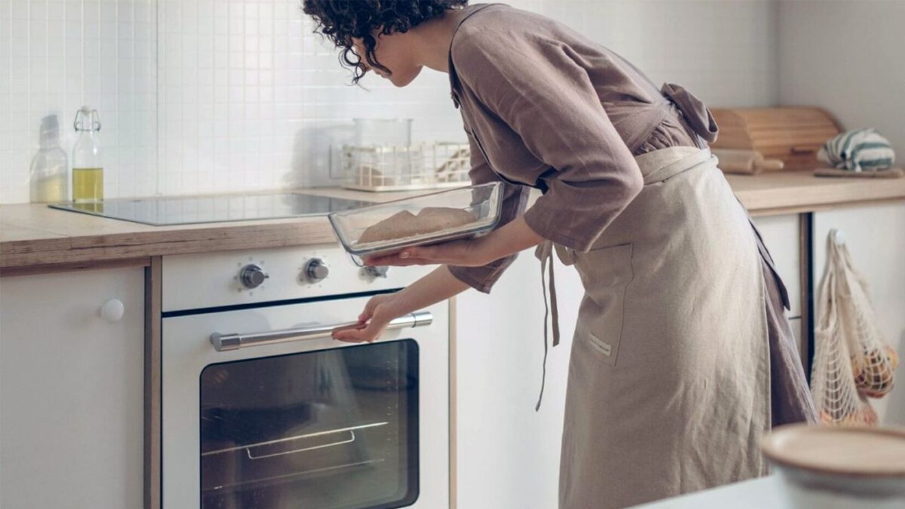 Între ce ORE nu trebuie să folosești aragazul electric sau cuptorul cu microunde. Dacă gătești atunci, te "rupe" la bani pe factura la curent