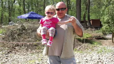 Maia Alexandra, fetita aruncata din taxi, era sa-si bage tatal in spital! Vezi cum a gasit-o cand s-a intors de la cumparaturi!