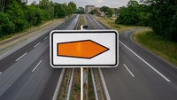 Săgeata portocalie de pe autostrăzile din Germania. Ce înseamnă indicatorul pe care puțini șoferi îl cunosc