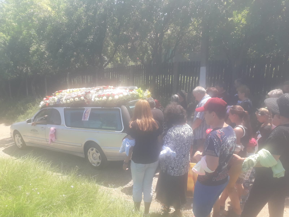 Primele imagini de la înmormântarea tinerei ucise în Bragadiru. Cum au îmbrăcat-o părinții pe Manuela Mustăţea