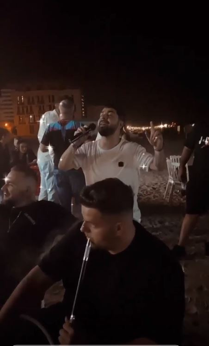 Karmen, apariție sexy și senzuală într-un club din Mamaia! Într-o rochie mulată și foarte scurtă, a fost filmată când și-a atins soțul în zona intimă
