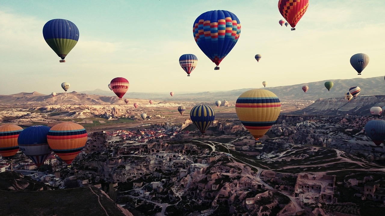 Tragedie în faimoasa Cappadocia! Două baloane cu aer cald s-au prăbușit. O persoană a murit, iar 31 au fost rănite