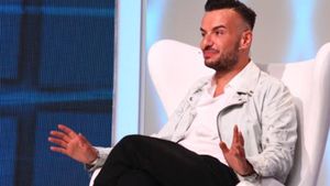 Răzvan Ciobanu şochează din nou. A apărut pe toaletă cu lenjeria şi chiloţii în vine în timp ce...