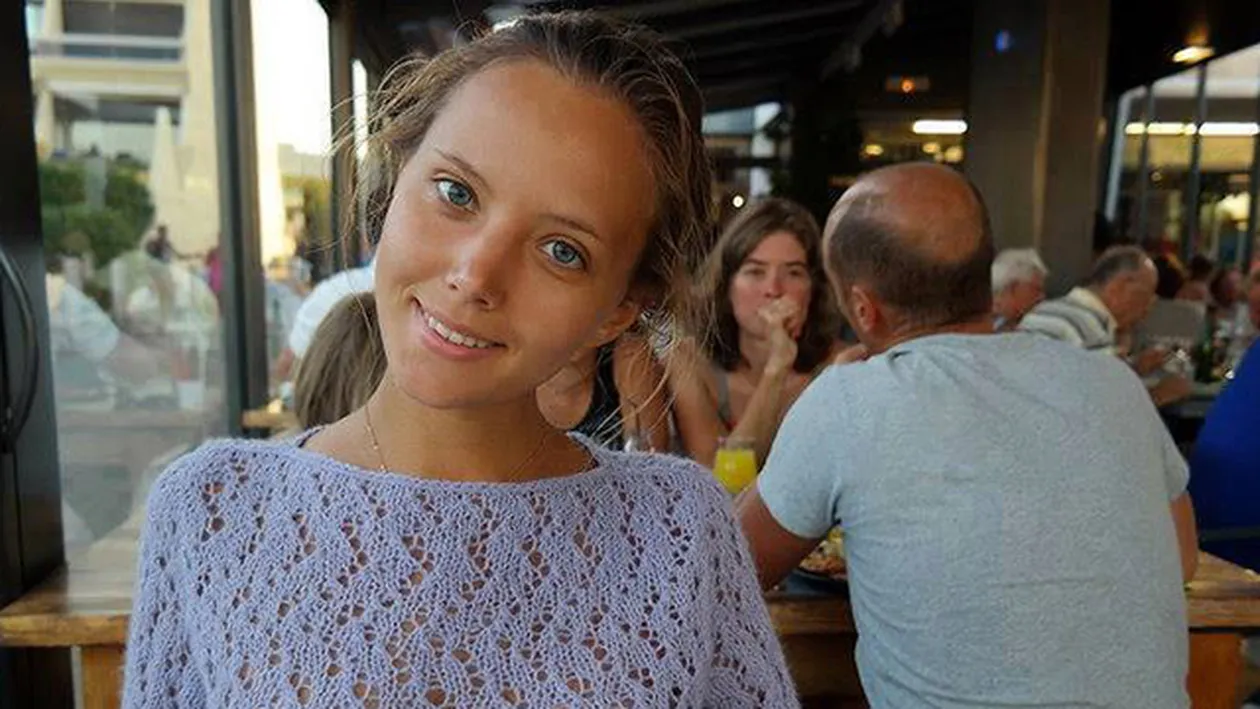 A vrut sa fie sexy, dar un detaliu i-a scapat! Vezi cum s-a pozat aceasta tanara la o terasa! Toti barbatii au ramas masca!