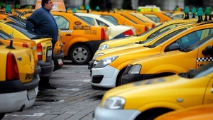 Un taximetrist a fost bătut cu bâta de o femeie, după ce era să-i lovească maşina