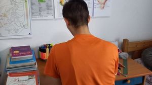 Cine este băiatul din centrul de plasament din Dorohoi, cu 10 pe linie la şcoală, care se pregăteşte singur pentru Medicină