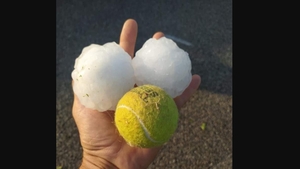 Fenomen extrem! Grindină uriașă, cât mingea de tenis. Bucățile de gheață au făcut pagube serioase