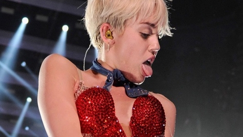 MILEY CYRUS, cea mai sexy apariţie de până acum! Aşa s-a îmbrăcat cântăreaţa