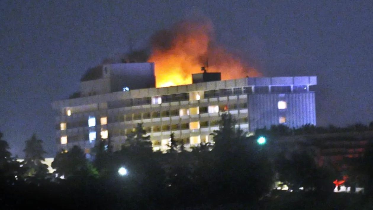 Atac armat la Hotelul Intercontinental din Kabul ! A izbucnit un incendiu şi sunt răniţi!