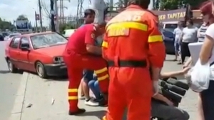 Accident ”clonat” la Iaşi. O şoferiţă a intrat într-o staţie de autobuz!