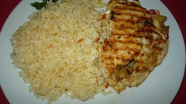 Alex Velea are un regim alimentar de cosmar! De cand s-a hotarat sa aiba patratele, nu mai mananca decat doua alimente! Vezi care!