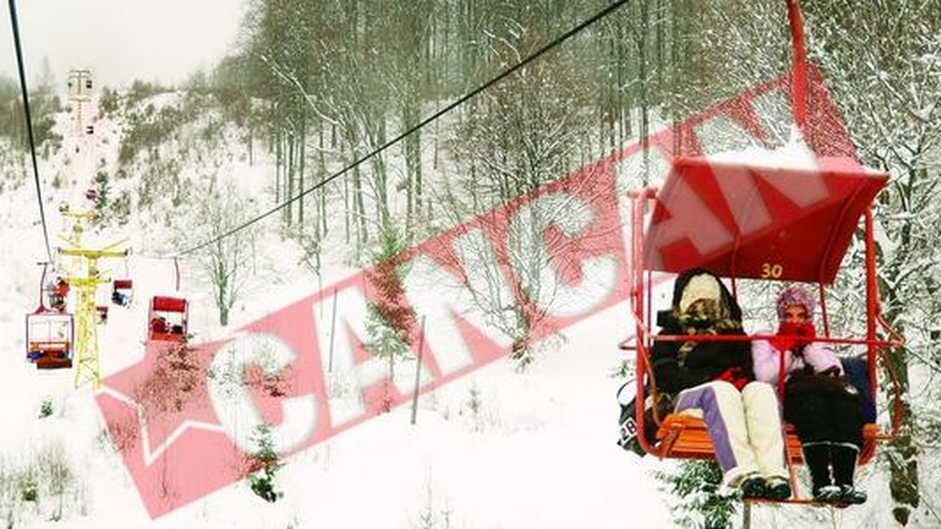 Zeci de turisti blocati in telescaun la Straja