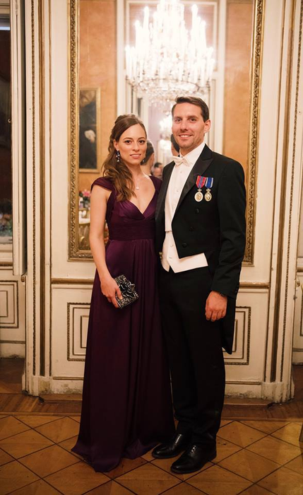 Pentru petrecerea fastuoasă, Alina Binder a ales o rochie violet, lungă şi cu decolteu