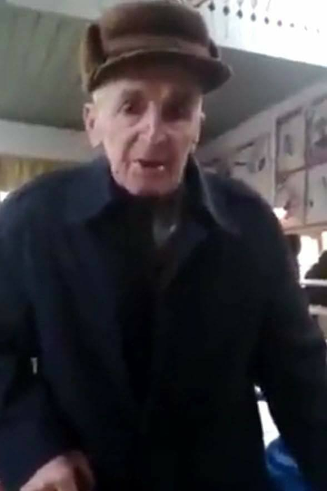 Un bunic de 102 ani, viral după ce a spus o poezie desprinsă din zilele noastre! Cât adevăr și ce tristețe!