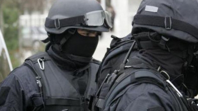 Nu e banc! O braşoveancă a confundat mascaţii care i-au bătut la uşă cu nişte striperi